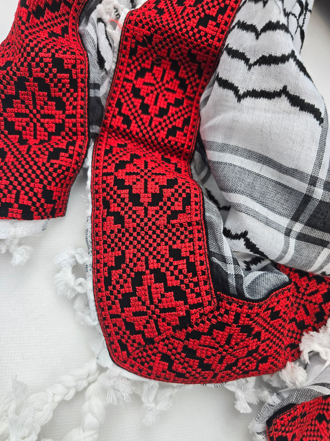 Keffiyeh Scarf Made in Syria -  With Palestinian Embroidery - Traditional Pattern